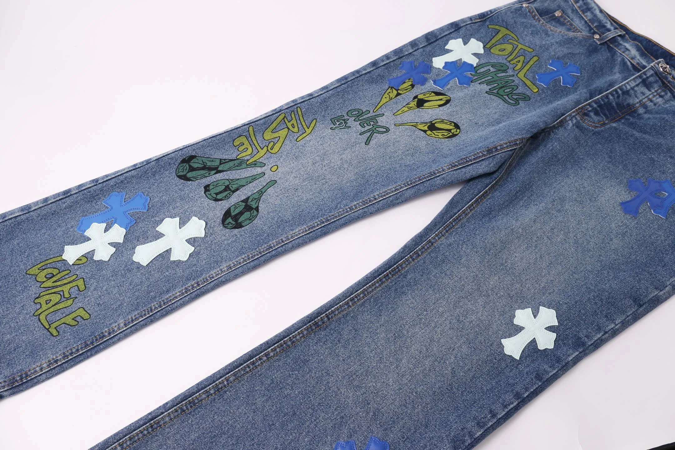 P260 Style No.: H885 Crow Heart & 𝐂𝐡𝐫𝐨𝐦𝐞 𝐇𝐞𝐚𝐫𝐭 ss25 new graffiti letters blue and white cross leather couple style loose washed micro-flared jeans. Styles with different washed textures are very friendly to people with thin legs. The micro-flared version perfectly modifies the leg shape. The timeless and moderate length makes it easy to match and match. It is the basis for various styles and is a must-have in your wardrobe! The fabric is stiff but also makes the upper body soft without losing texture. The washing process is even more perfect. It is a must-have item for everyone! ! ! Washed wheat, hang tag, pants label, three labels complete Color: blue Size: 28-30-32-34-36